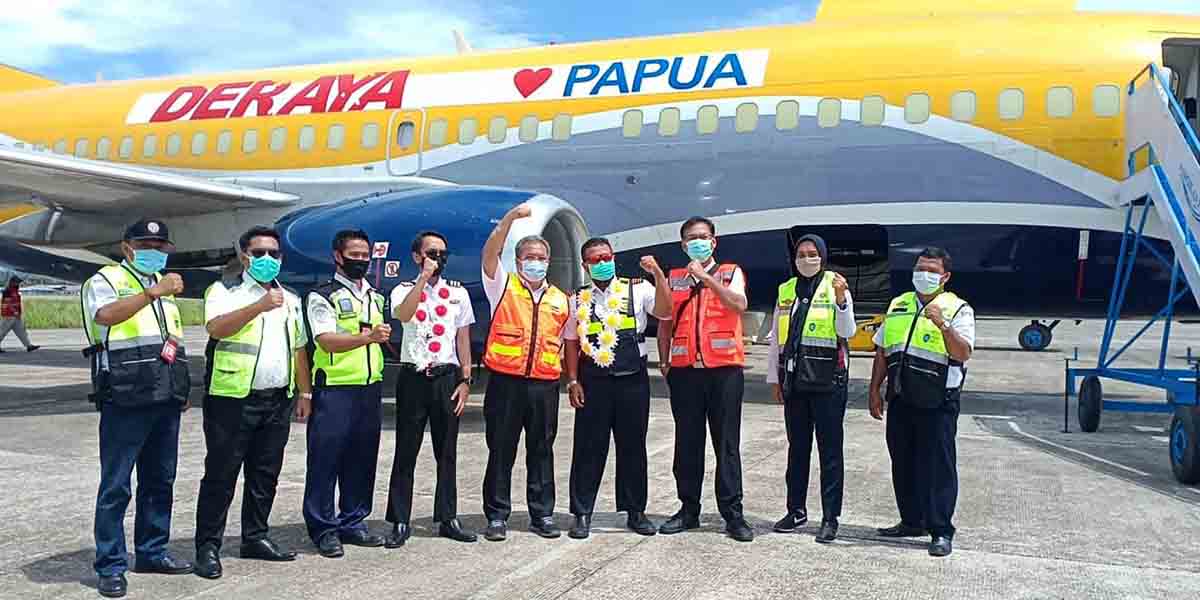 Pesawat Maskapai Deraya Air mendarat perdana di Bandara Mozes Kilangin Timika, Kamis (26/11/2020).